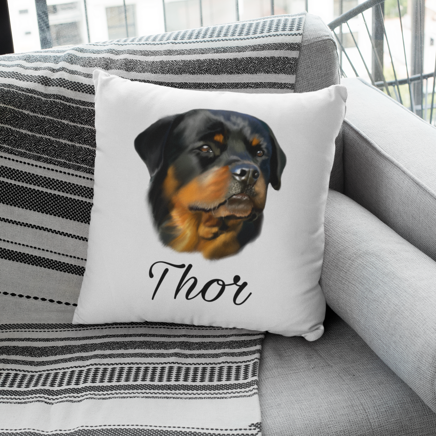 Coussin avec un portrait d'un rottweiler personnalisable avec un prénom