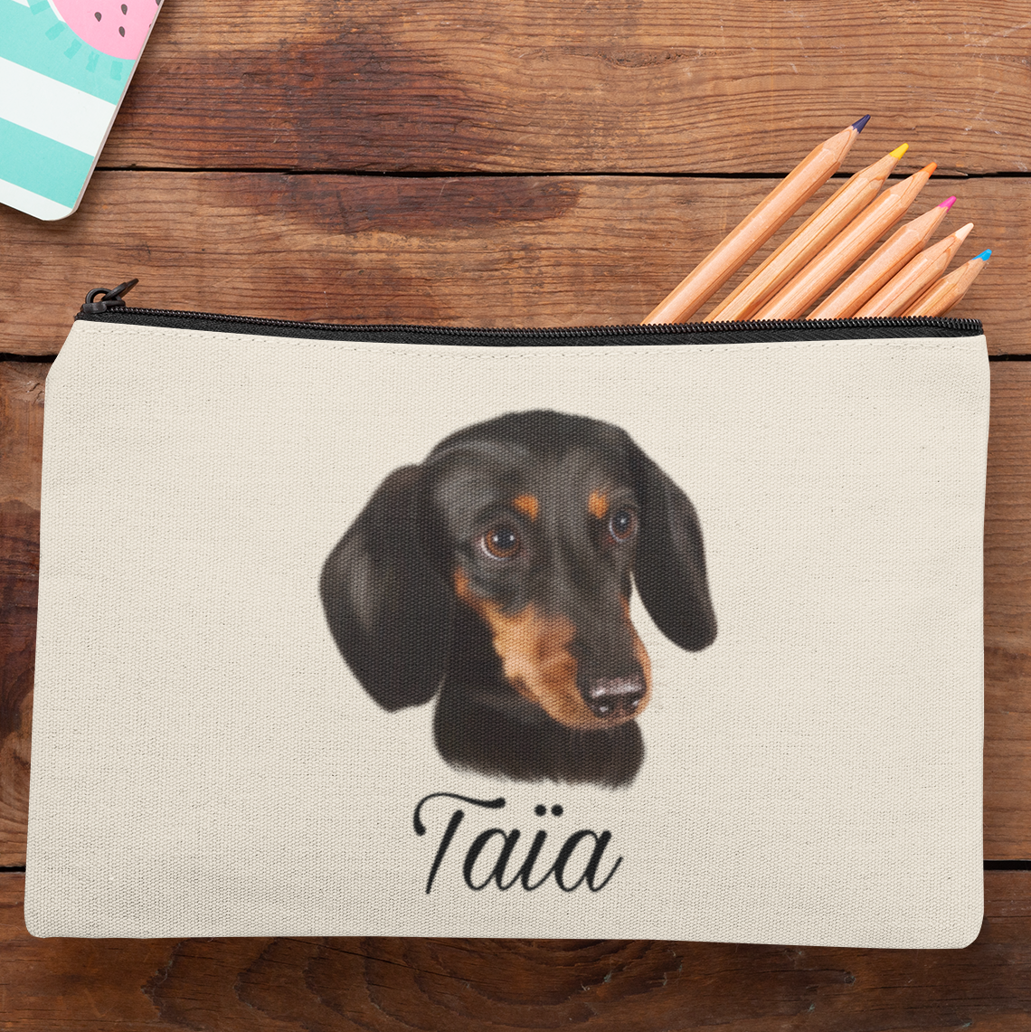 Trousse avec portrait d'un chien teckel personnalisable avec un prénom