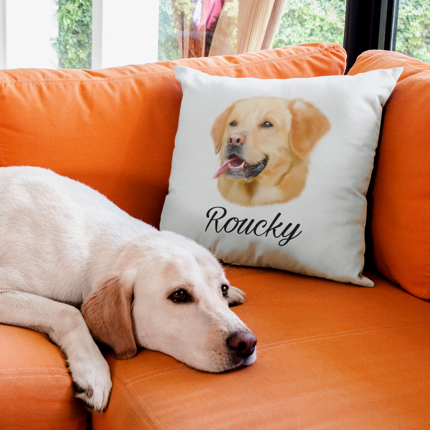 Coussin avec un portrait d'un golden retriever personnalisable avec un prénom